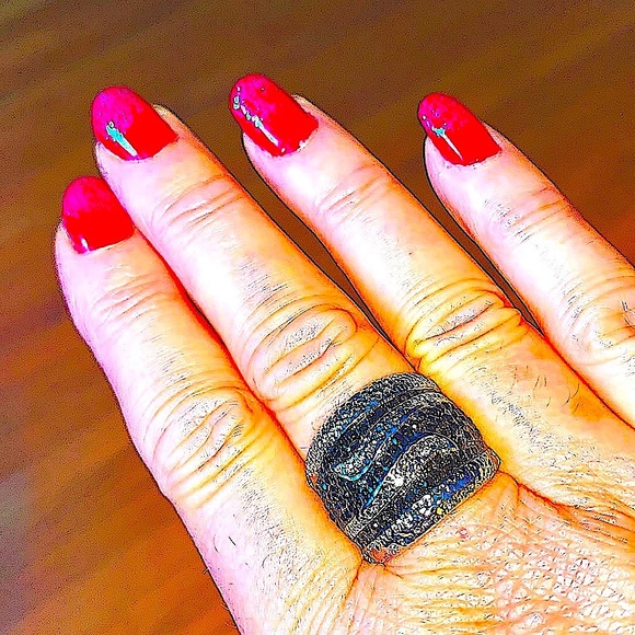 Silver tone with black crystal stones - Picture 9 of 9